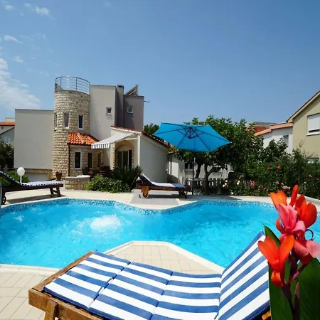 Luxurious In With Swimming Pool Vir